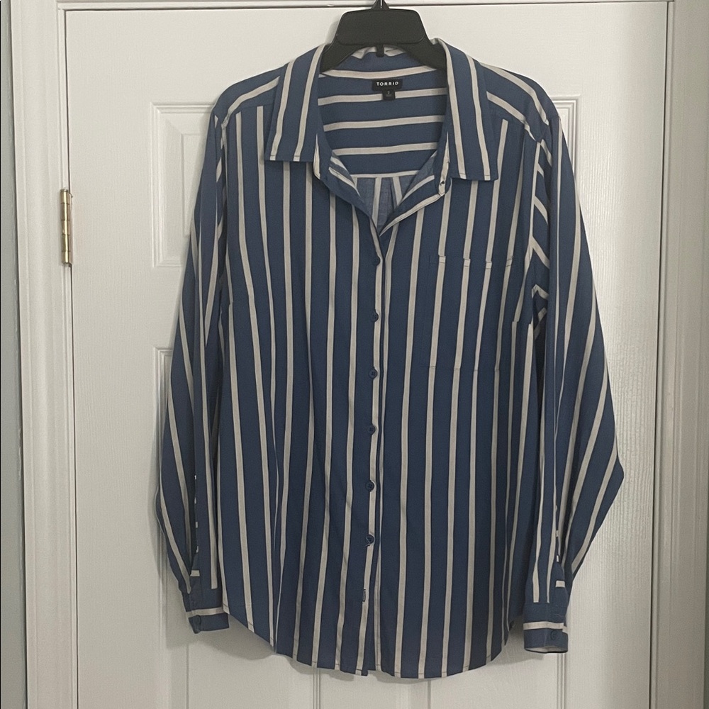 Torrid Women’s Blue and White Striped Button Down Shirt. EUC
